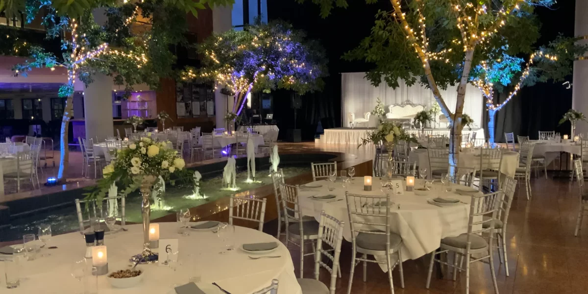 Bryllupslokale i Golden Lux med springvand og smukke Ficustræer
